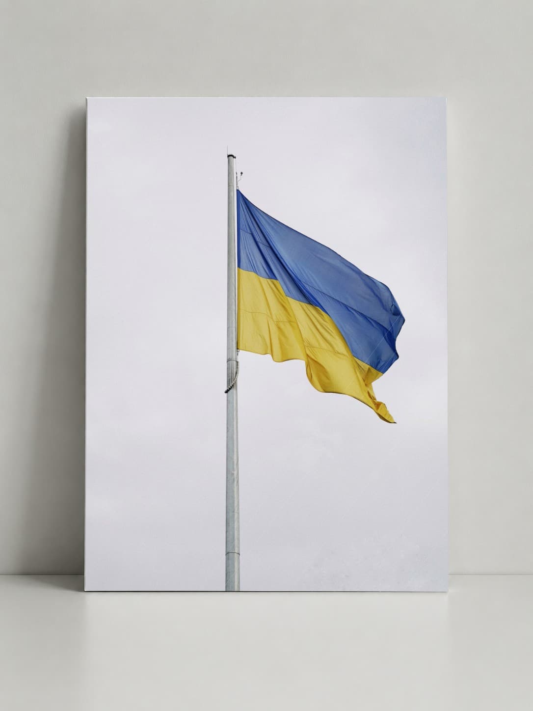 Прапор України на вітрі - фото 1